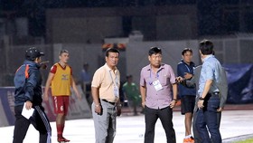 Ban huấn luyện đội Đà Nẵng phản ứng trọng tài trên sân Thống Nhất. Ảnh: NGUYỄN NHÂN