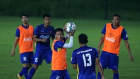 Đội U23 Việt Nam trong buổi tập làm quen sân Mỹ Đình tối 2-8. Ảnh: MINH HOÀNG