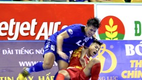 Thái Sơn Nam (áo xanh) kịp gượng dậy sau chiến thắng 2-0 trước Cao Bằng. Ảnh: HOÀNG QUÂN