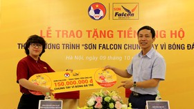 Đại diện VFF, ông Ngô Minh Châu và bà Ngô Hồng Vân, TGĐ Falcon Coatings Việt Nam
