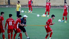 Đội tuyển Việt Nam trở ra sân tập vào chiều 1-11. Ảnh: MINH HOÀNG