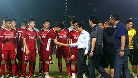 Bộ trưởng Bộ VH-TT&DL Nguyễn Ngọc Thiện ghé thăm đội tuyển vào chiều 4-11. Ảnh: MINH HOÀNG