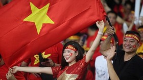 CĐV Việt Nam đã góp phần "hâm nóng" sân vận động Bukit Jalil. Ảnh: MINH HOÀNG