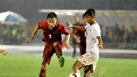 Việt Hưng (7) tranh bóng cùng cầu thủ Myanmar. Ảnh: NGUYỄN NHÂN