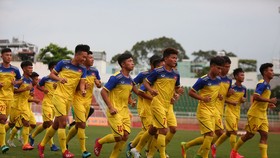 Đội U18 Việt Nam tập trên sân Thống Nhất chiều 29-7. Ảnh: DŨNG PHƯƠNG