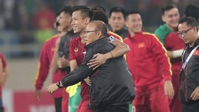Niềm vui của thầy trò ĐT Việt Nam sau trận đấu. Ảnh: Dũng Phương