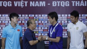 HLV và đại diện cầu thủ 2 đội tại buổi họp báo. Ảnh: Minh Hoàng
