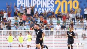 Justin Baas vui mừng sau bàn gỡ hòa 1-1 cho Philippines. Ảnh: MFF