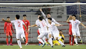 Niềm vui của Đức Chinh và các cầu thủ U22 Việt Nam sau bàn thắng. Ảnh: Dũng Phương