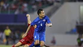 Tình huống phạm lỗi của hậu vệ Thái Lan dẫn đến quả phạt 11m vào cuối trận. Ảnh: Dũng Phương