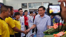 Chủ tịch LĐBĐ TPHCM Trần Anh Tú chào mừng các đội và trọng tài tham dự giải. Ảnh: Thanh Đình