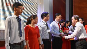 Ông Nguyễn Huy Cận, Chủ tịch Hội khuyến học TP trao quyết định cho ông Phan Văn Thanh Cần, Phó Hiệu trưởng Trường Cao đẳng Kinh tế - Kỹ thuật TPHCM