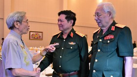 Đại tướng Ngô Xuân Lịch, Ủy viên Bộ Chính trị, Phó Bí thư Quân ủy Trung ương, Bộ trưởng Bộ Quốc phòng  thăm hỏi các cựu tướng lĩnh Quân đội 