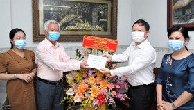 Phó Chủ tịch UBND TPHCM Dương Anh Đức thăm thầy thuốc Nguyễn Thế Dũng