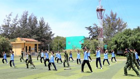 Thành viên CLB cùng biểu diễn võ thuật với cán bộ chiến sĩ Đồn biên phòng Thạnh An