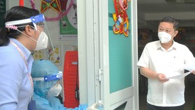 Phó Chủ tịch UBND TPHCM Dương Anh Đức kiểm tra công tác chuẩn bị tiêm vaccine đợt 5 tại Trường Tiểu học Lam Sơn (phường 12, quận 6). Ảnh: CAO THĂNG