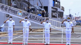 Tàu Hải quân Ấn Độ vận chuyển hàng trăm tấn vật tư y tế trao tặng Việt Nam, cập cảng TPHCM
