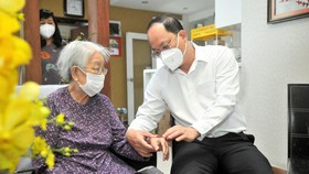 Đồng chí Nguyễn Hồ Hải thăm hỏi thầy thuốc lão thành TTND-AHLĐ-BS Tạ Thị Chung. Ảnh: CAO THĂNG