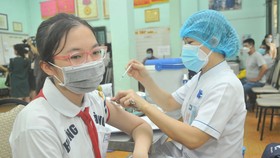 Học sinh lớp 6 Trường THCS Hồng Bàng (quận 5, TPHCM) tiêm vaccine Covid-19. Ảnh: CAO THĂNG