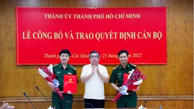 Trao Quyết định Phó Bí thư Đảng uỷ cho Chỉ huy trưởng Bộ đội Biên phòng TPHCM