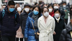 Người dân Nhật Bản đeo khẩu trang phòng chống bệnh Covid-19 trên đường phố Tokyo hôm 22-1. Ảnh: Kyodo News