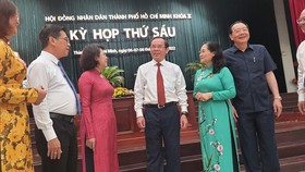 Bí thư Thành ủy Nguyễn Văn Nên trao đổi cùng các đại biểu dự kỳ họp.