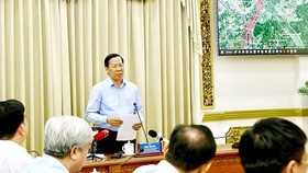 Chủ tịch UBND TPHCM Phan Văn Mãi phát biểu tại buổi họp. Ảnh: HOÀNG HÙNG