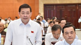 Giám đốc Nguyễn Toàn Thắng trả lời tại hội trường