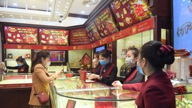 Customers buy gold at a gold store in Hanoi. (Photo: SGGP)