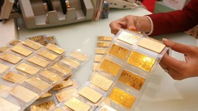 Gold plunges sharply