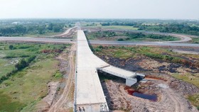The close-up of a section of the Trung Luong - My Thuan Expressway that has not been completed in Tien Giang Province. (Photo: SGGP)