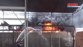 Cháy nhà xưởng ở Bình Chánh, gần 200 chiến sĩ PCCC tham gia cứu chữa