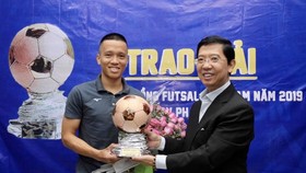 Trao Giải thưởng Quả bóng đồng Futsal 2019 cho cầu thủ Phạm Đức Hòa