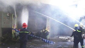 Cảnh sát PCCC phun nước dập lửa vụ cháy nhà số 280 đường Trung Mỹ Tây 5 (phường Trung Mỹ Tây, huyện Hóc Môn)