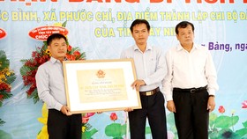 Chủ tịch UBND tỉnh Tây Ninh Phạm Văn Tân (bìa phải)  trao bằng công nhận di tích lịch sử chi bộ Đảng đầu tiên của tỉnh