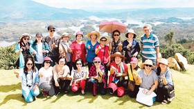 Đoàn khách BenThanh Tourist tham quan hồ Tà Đùng