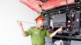 Thiếu tá Nguyễn Văn Phương kiểm tra, bảo dưỡng phương tiện vào ca trực của mình