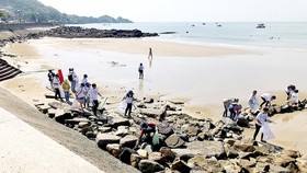 Các tình nguyện viên thực hiện thu gom rác thải nhựa trên bãi biển