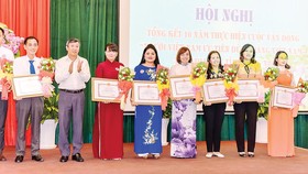 Bà Nguyễn Thu Thủy (áo xanh) - PGĐ phòng Đối Ngoại Vedan vinh dự nhận bằng khen của UBND tỉnh Đồng Nai