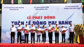 Ông Tsai Ping Hsuan (thứ 4 phải qua) đại diện Vedan tham dự Lễ phát động Tuần lễ Đồng Nai xanh