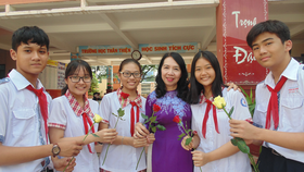 Cô Huỳnh Thị Xuân, Phó Hiệu trưởng Trường THCS Hoàng Hoa Thám (quận Tân Bình) và học trò