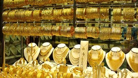 Dù biến động thất thường, giá vàng trong nước vẫn duy trì mức cao hơn giá thế giới trên dưới 9 triệu đồng/lượng.