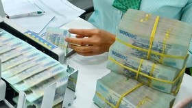 Theo quyết định NHNN vừa ban hành, Mức lãi suất tối đa áp dụng đối với tiền gửi có kỳ hạn từ 1 tháng đến dưới 6 tháng là 5%/năm