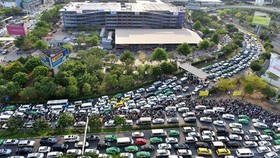 Traffic jams routinely plague the road leading to Tan Son Nhat Airport (Photo: VNA)