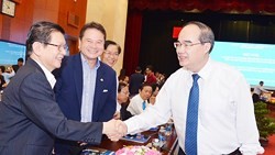 HCMC Party Committee Chief Nguyen Thien Nhan (R)