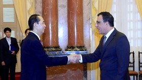 President Tran Dai Quang (L) and Chilean Ambassador Jaime Chomali Garib (Source: VNA)