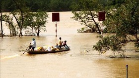 Heavy rains claim more than 100 lives in central Vietnam (Photo: VNA)