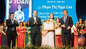 Deputy Secretary of HCMC Party Committee, Nguyen Ho Hai (C); Director of the municipal Department of Education and Training, Le Hong Son (R ) ; Deputy Editor-in-chief in charge of SGGP Newspaper, Nguyen Ngoc Anh (L) hand over certificates of merit to awar
