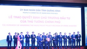 The People’s Committee of Quang Binh Province grants investment registration certificates to 15 projects worth more than VND71 trillion of 12 investors. (Photo: SGGP)