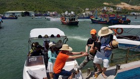Island tour is strategic product of Khanh Hoa Province's tourism industry. (Photo: SGGP)